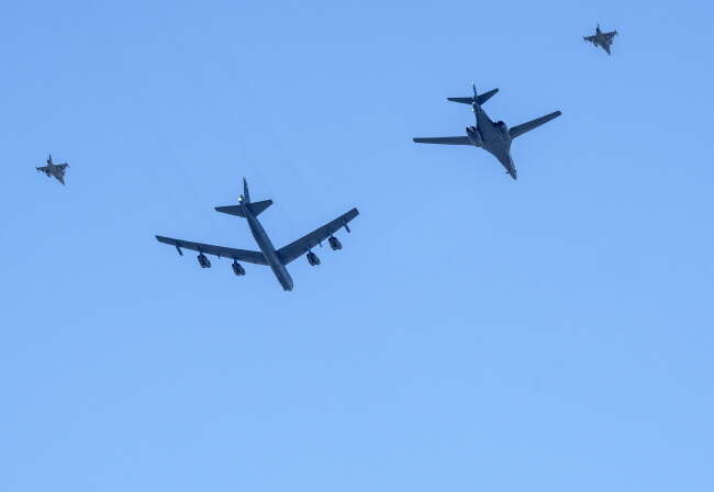Bombowce B-52 Stratofortress (L) i B-1B Lancer (P) eskortowane przez dwa myśliwce JAS Grippen / autor: PAP/ EPA/ANDERS WIKLUND