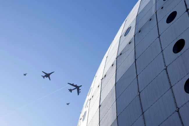 Przelot formacji samolotów nad Sztokholmem na pułapie 900 m / autor: PAP/ EPA/ANDERS WIKLUND