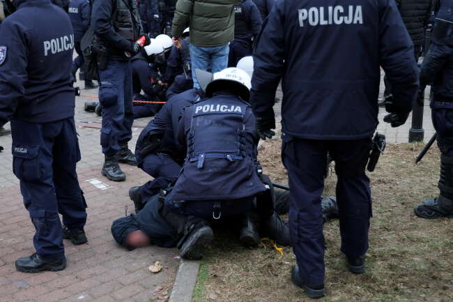 Zatrzymanie jednego z demonstrantów / autor: PAP/Paweł Supernak