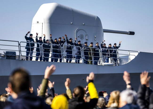 Pożegnanie w porcie Den Helder 9 marca holenderskiej fregaty HNLMS Tromp, udającej się z misją na Morze Czerwone / autor: PAP/EPA/REMKO DE WAAL