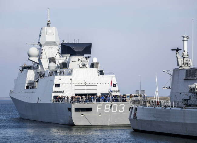 Holenderska fregata HNLMS Tromp wypływa w rejs na Morze Czerwone / autor: PAP/EPA/REMKO DE WAAL