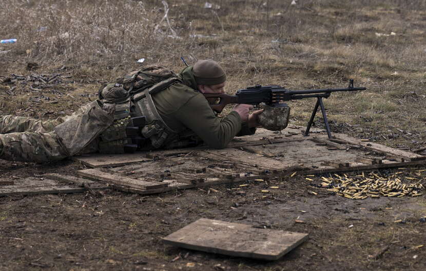 Gry nie nauczą żołnierza strzelać, ale mogą pokazać efekty działania współczesnej broni / autor: PAP/EPA/OLGA KOVALOVA