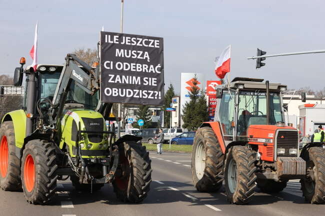 Rolnicza blokada ulicy w Łodzi / autor: PAP/Marian Zubrzycki