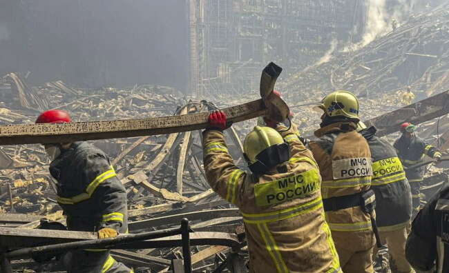 Strażacy w akcji w spalonej pożarem sali widowiskowej / autor: PAP/EPA/RUSSIAN EMERGENCIES MINISTRY