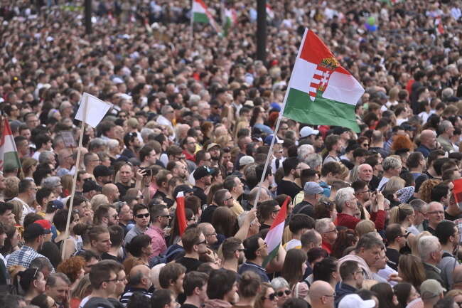 Na wezwanie Petera Magyara na ulice Budapesztu wyszły tłumy Węgrów / autor: PAP/EPA/Szilard Koszticsak