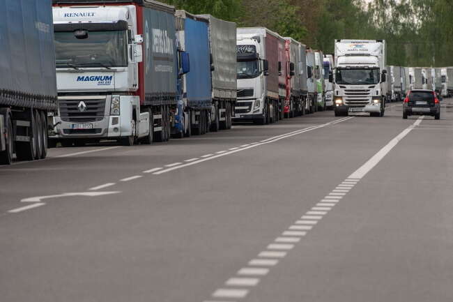Kolejka tirów do przejścia granicznego Dorohusk-Jagodzin spowodowana protestem rolników, zdjęcie z piątku 19 kwietnia / autor: PAP/Wojtek Jargiło