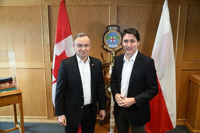 Prezydent RP Andrzej Duda (L) i premier Kanady Justin Trudeau (P) podczas spotkania w bazie marynarki wojennej / autor: PAP/Radek Pietruszka