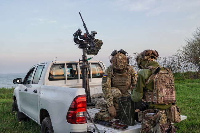 Samochód pikap z zamontowanym karabinem maszynowym sprawdza się w realiach walki na Ukrainie / autor: PAP/Alena Solomonova