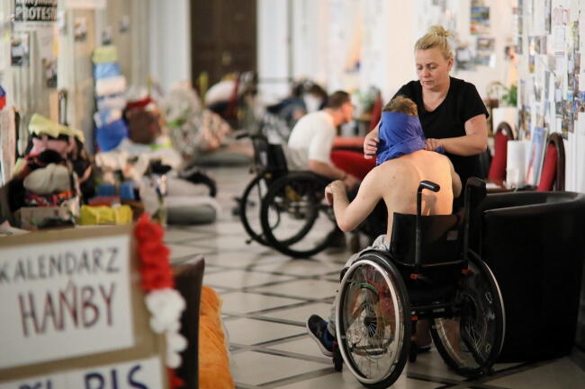 Protest opiekunów osób niepełnosprawnych w Sejmie / autor: fot. PAP/Leszek Szymański