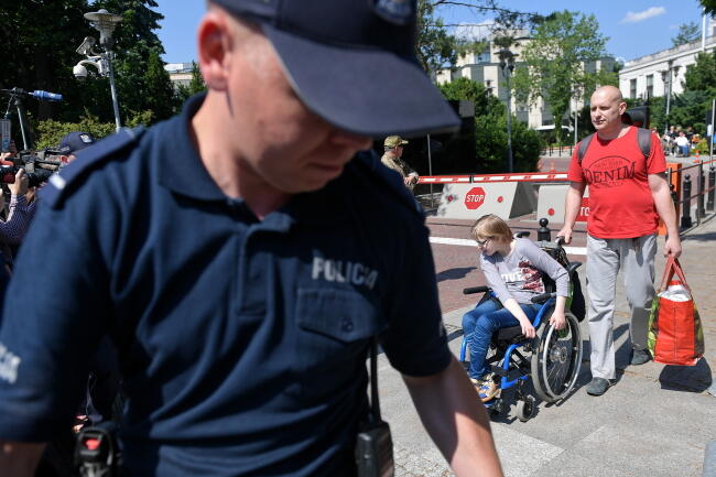 Rodzice dorosłych osób niepełnosprawnych zawieszają protest i opuszczają Sejm / autor: fot. PAP/Marcin Obara