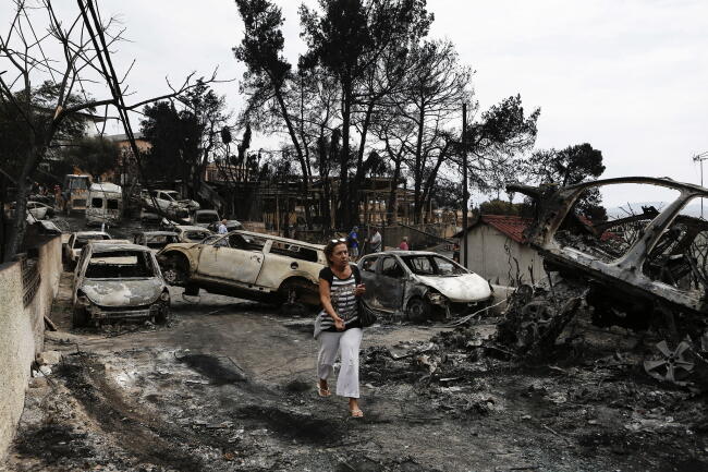 Skutki pożaru na przedmieściach Aten / autor: fot. PAP/ EPA/YANNIS KOLESIDIS