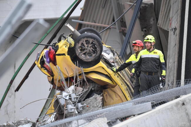 Strażacy na miejscu katastrofy / autor: fot. PAP/EPA/Luca Zennaro