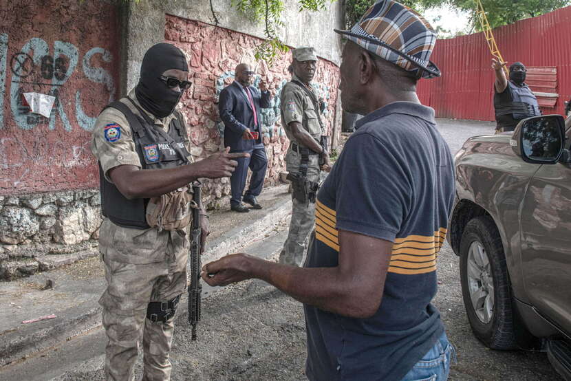 Siły bezpieczeństwa na ulicy Port-au-Prince, stolicy Haiti / autor: PAP/ EPA/Johnson Sabin