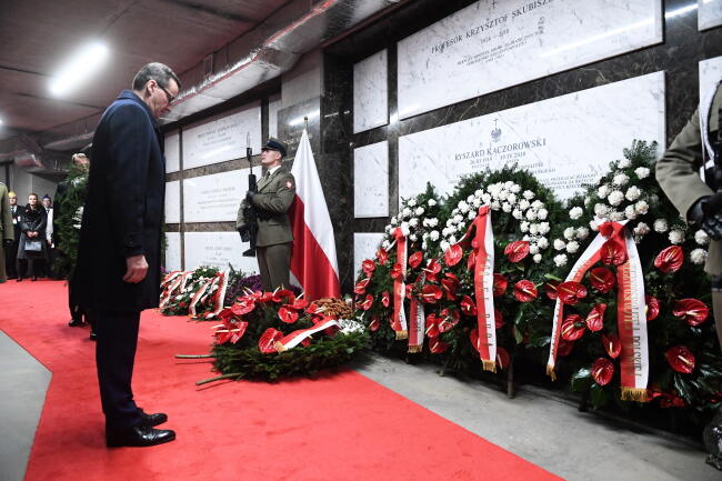 Premier RP Mateusz Morawiecki (L) składa wieniec przy grobie śp. prezydenta RP Ryszarda Kaczorowskiego / autor: fot. PAP/Jacek Turczyk