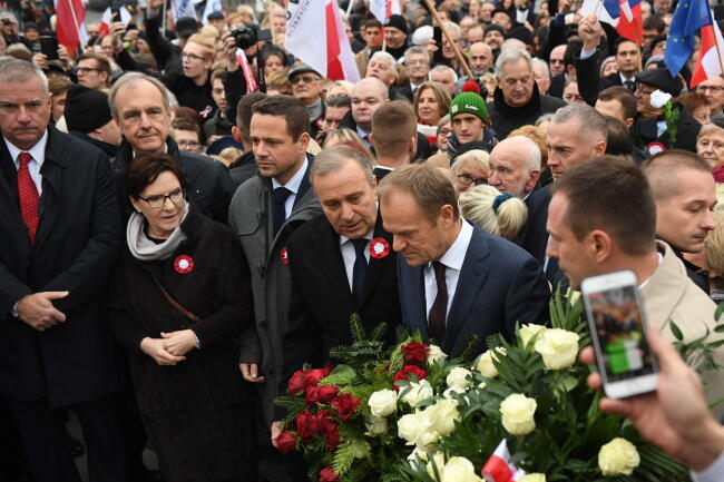 Przewodniczący Rady Europejskiej, były prezes Rady Ministrów Donald Tusk składa wieniec przed pomnikiem Józefa Piłsudskiego w Warszawie / autor: fot. PAP/ Radek Pietruszka