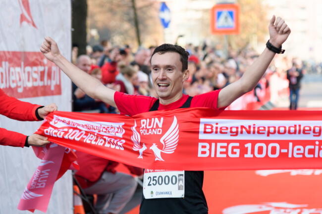 Artur Kozłowski został zwycięzcą poznańskiego Biegu Niepodległości. Około 22500 osób biegło na dystansie 10 km / autor: fot. PAP / Jakub Kaczmarczyk