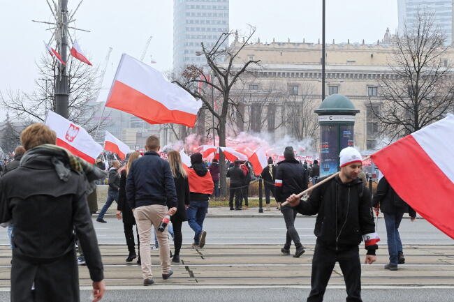 Uczestnicy Biało-Czerwonego Marszu „Dla Ciebie Polsko' zbierają się w okolicy ronda Dmowskiego w Warszawie / autor: fot. PAP / Radek Pietruszka