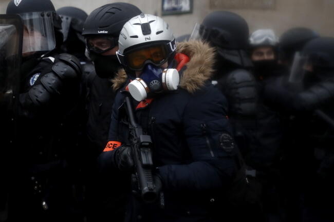 Oficer policji francuskiej z bronią / autor: fo. PAP/EPA/CHRISTOPHE PETIT TESSON