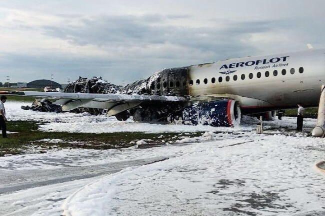 Wypalony wrak samolotu Suchoj Superjet 100 na moskiewskim lotnisku Szeremietiewo / autor: PAP/EPA/MOSCOW NEWS AGENCY