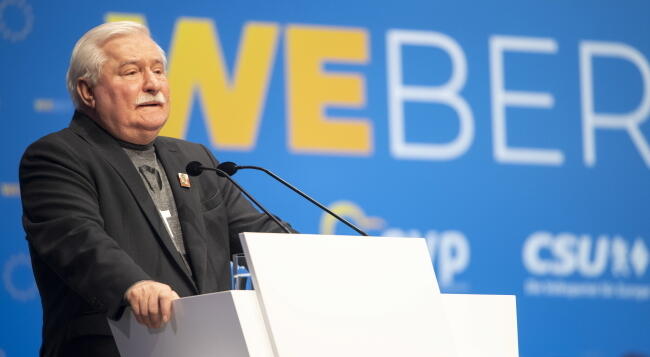 Lech Wałęsa przemawia na piątkowym wiecu Europejskiej Partii Ludowej / autor: PAP/ EPA/LUKAS BARTH-TUTTAS