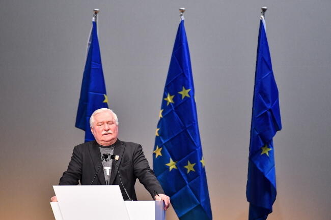 Lech Wałęsa przemawia na piątkowym wiecu Europejskiej Partii Ludowej / autor: PAP/ EPA/LUKAS BARTH-TUTTAS