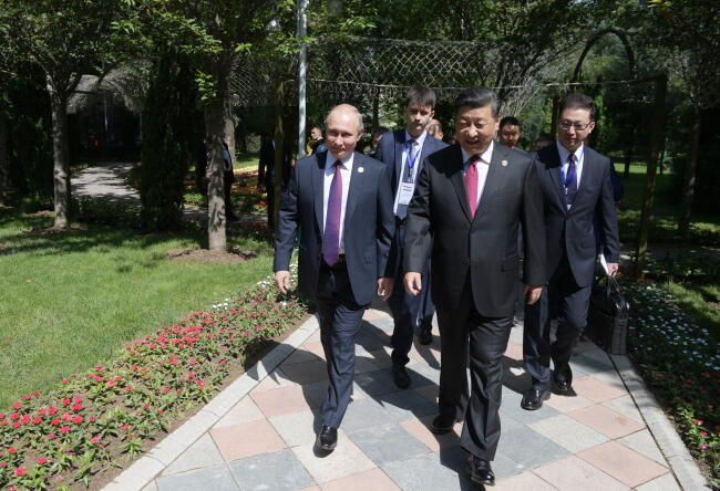 Na forum w Duszanbe prezydent Chin Xi Jinping spotkał się z przywódcą Rosji / autor: EPA/ALEXEI DRUZHININ / SPUTNIK / KREMLIN POOL