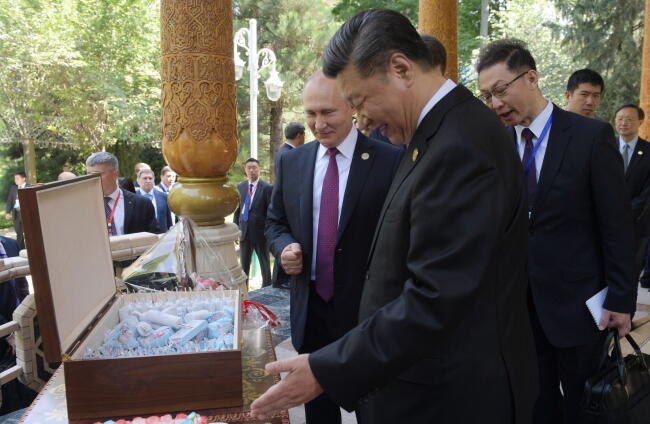 Prezydent Xi swoje 66. urodziny, w prezencie od Władimira Putina otrzymał lody, a sam zrewanżował się chińską herbatą. / autor: EPA/ALEXEI DRUZHININ / SPUTNIK / KREMLIN POOL