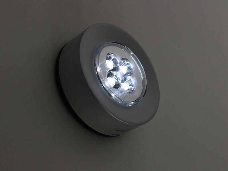 Niebieskie diody LED przykryte są warstwą fosforu, przez co wydaje się nam, że emitują białe światłoi / autor: Pixabay
