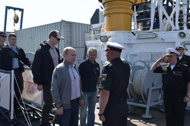 Putin relacjonował, że był w stanie ze wszystkich stron przyjrzeć się wrakowi okrętu podwodnego Szcz-308 Siomga / autor: PAP/EPA/ALEXEI NIKOLSKY/SPUTNIK/KREMLIN POOL