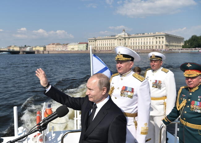 Putin przyjmował defiladę okrętów morskich w towarzystwie ministra obrony Siergieja Szojgu (2R) i dowódcy marynarki wojennej admirała Nikołaja Jewmienowa (1R) / autor: PAP/EPA/ALEXEI NIKOLSKY/SPUTNIK/KREMLIN POOL