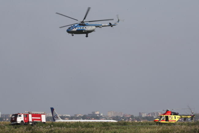 Służby ratunkowe na mijscu awaryjnego lądowania pasażerskiego Airbusa Uralskich Linii Lotniczych / autor: PAP/EPA/SERGEI ILNITSKY