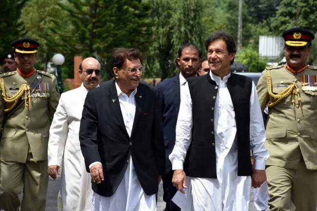premier Pakistanu Imran Khan (2P) skrytykował Indie za decyzję i działania w sprawie Kaszmiru / autor: PAP/EPA/AMIRUDDIN MUGHAL