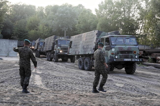 Transport wojskowy nad brzegiem rzeki / autor: PAP/Tomasz Gzell