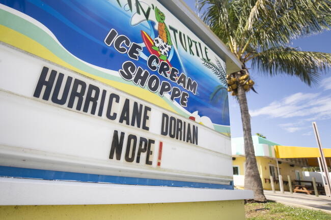 Mieszkańcy Florydy przygotowują się na atak żywiołu i na różne sposoby dostają sobie ducha / autor: PAP/EPA/Jim Lo Scalzo