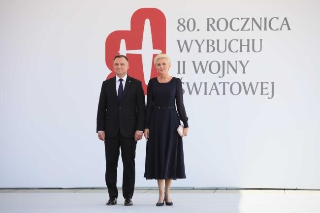Uroczystości na Placu Piłsudskiego. Prezydent RP Andrzej Duda (L) wraz z małżonką Agatą Kornhauser-Dudą (P) podczas ceremonii powitania szefów zagranicznych delegacji / autor: PAP/Leszek Szymański