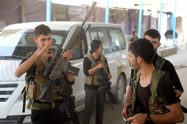 Żołnierze milicji kurdyjskiej bronią miasta Ras-al-Ein, północna Syria / autor: PAP/EPA/Stringer
