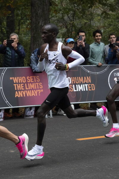 34-letni Eliud Kipchoge jest rekordzistą świata w maratonie, w 2018 roku w Berlinie uzyskał 2:01.39 / autor: PAP/EPA/Christian Bruna