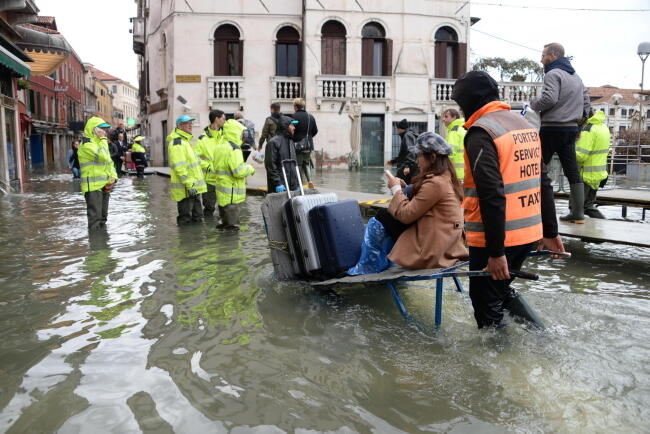 Ewakuacja turystów z zalanej części miasta / autor: PAP/EPA/Emiliano Crespi