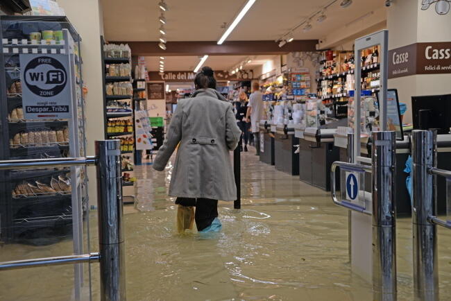 Zalany wenecki supermarket / autor: PAP/EPA/Andrea Merola