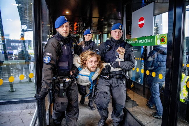 W akcji usuwania protestujących wzięła udział żandarmeria / autor: PAP/EPA/Robin Utrecht