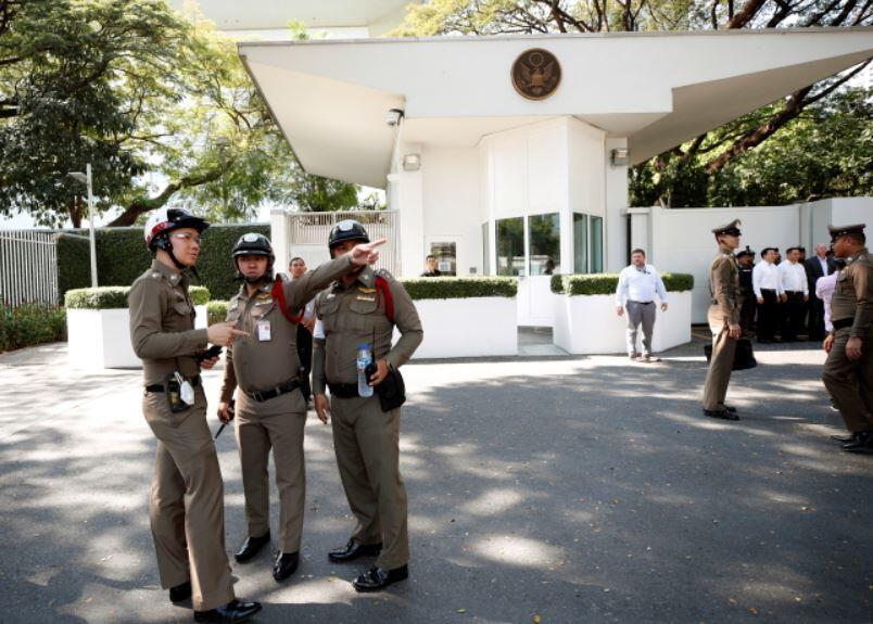 W Tajlandii zaostrzono bezpieczeństwo przed ambasadą USA w Bangkoku. / autor: PAP/EPA/RUNGROJ YONGRIT
