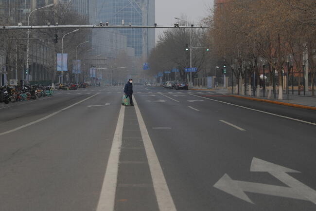 Puste ulice Pekinu, 27 stycznia 2020, Chiny / autor: EPA/PAP