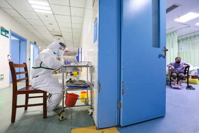 W szpitalach personel walczy z epidemią, Wuhan, 6 lutego 2020 / autor: PAP/EPA/YUAN ZHENG