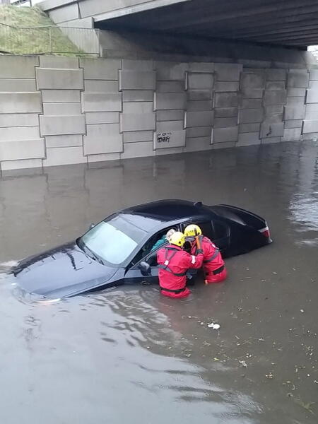 Wielka Brytania: strażacy w Blackpool uratowali kierowce auta, które zalała nagle wezbrana woda / autor: PAP/. EPA/South Shore Fire