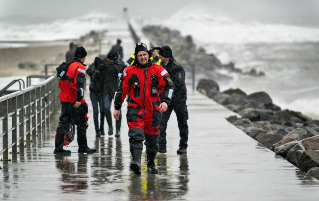 Dania: ekipa ratowników uratowała dwie osoby porwane przez fale na nabrzeżu portu Hanstholm / autor: PAP/EPA/Henning Bagger