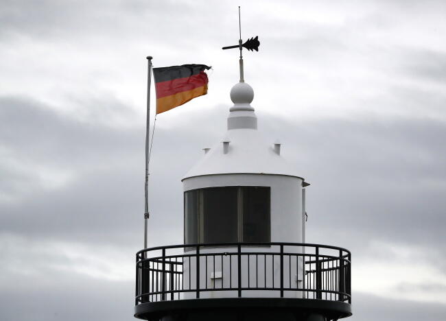 Niemcy: orkan Sabine (Ciara) sparaliżował ruch morski, lądowy i powietrzny na północy kraju / autor: PAP/EPA/FOCKE STRANGMANN