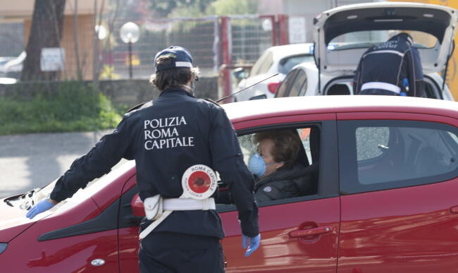 Kontrola policyjna kierowców w Rzymie / autor: PAP/ EPA/MAURIZIO BRAMBATTI