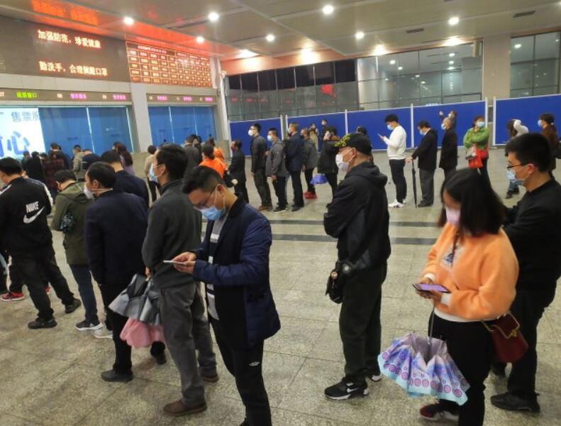Podróżni ustawiają się w kolejce, aby kupić bilety kolejowe na stacji kolejowej w Yichang, prowincja Hubei, Chiny, 25 marca 2020 r / autor: PAP/EPA/LIU JUNFENG