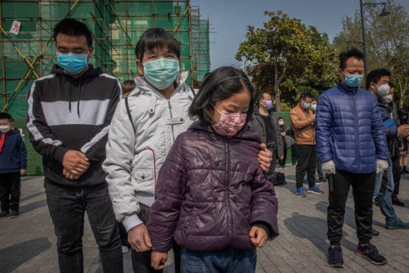 Chiny, Wuhan, trzy minuty ciszy dla ofiar Covid-19 / autor: PAP/EPA/ROMAN PILIPEY