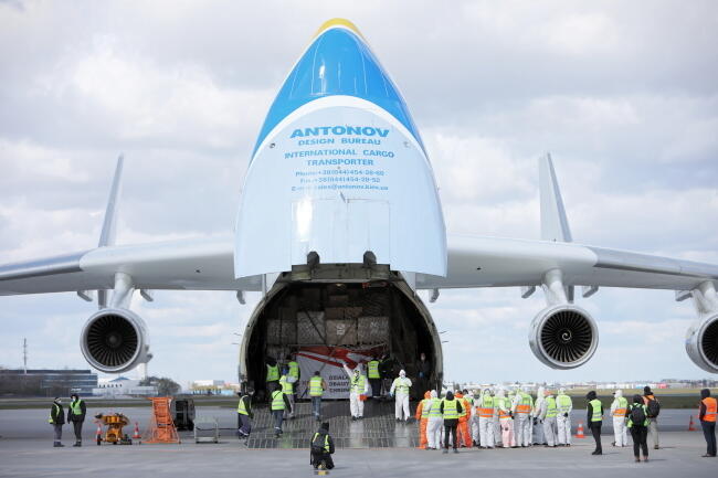 Samolot Antonov An-225 Mriya - największy samolot świata - wylądował, 14 bm. na Lotnisku Chopina w Warszawie. Na pokładzie samolotu znajduje się m.in. 7 mln maseczek i kilkaset tysięcy kombinezonów ochronnych / autor: PAP/Leszek Szymański